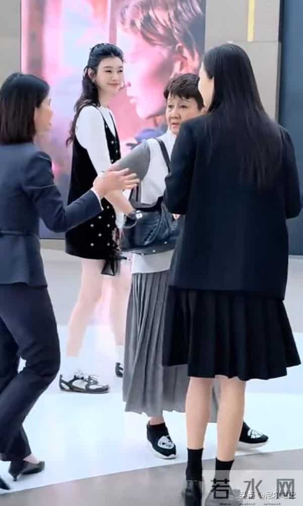 65岁梁安琪带奚梦瑶逛奢店,不敢上扶梯想走没成功,何猷君显尴尬