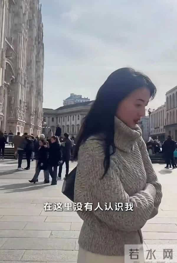 46岁高圆圆现身米兰街头,在没人认识的街头拍照松弛开心得像小孩