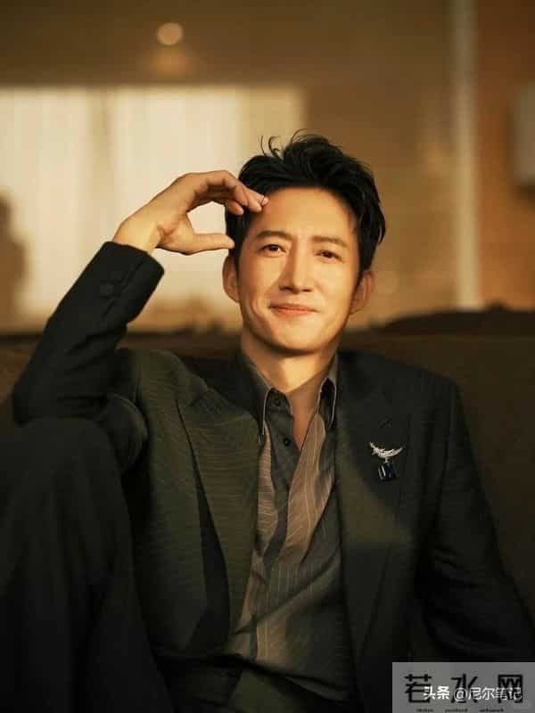 偶遇王阳带妻女逛街,抱女儿画面好温馨,老婆高斯正脸曝光引热议