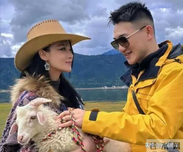 38岁张馨予晒近照,穿卫衣扎马尾似20岁,何捷真把她宠成了小女孩