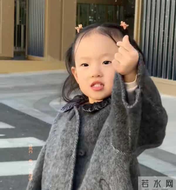 黄一鸣带女儿医院看病,闪闪聪明惹人疼,网友:王思聪会很遗憾!