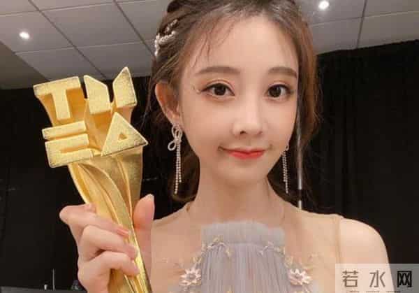 钱再多有什么用,“消失”1年的冯提莫,给所有人提了个醒