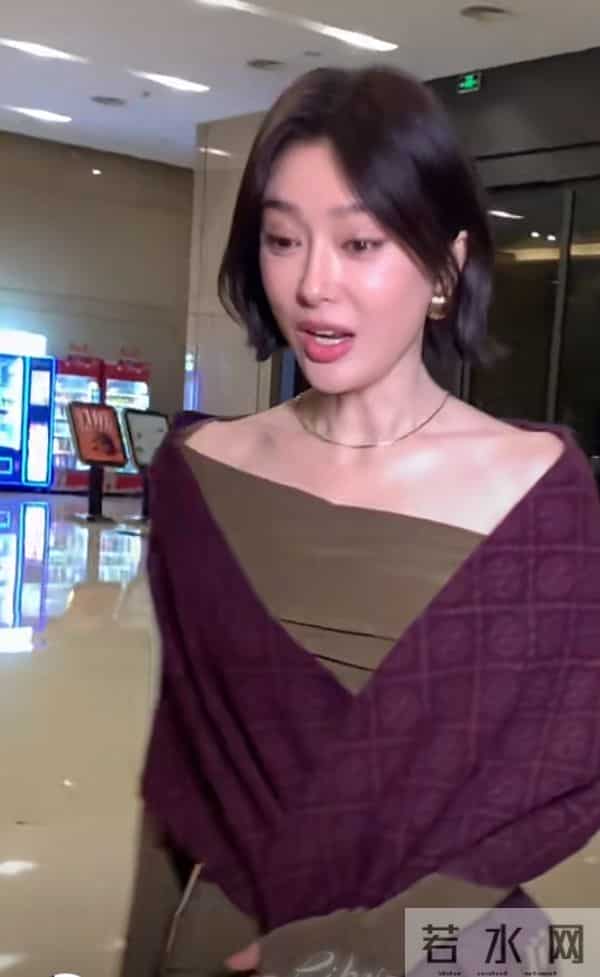 秦岚抵达广州出席活动，墨绿长裙搭酒红披巾，短发超有韵味