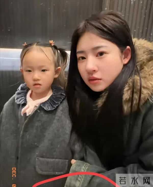 黄一鸣带女儿医院看病,闪闪聪明惹人疼,网友:王思聪会很遗憾!