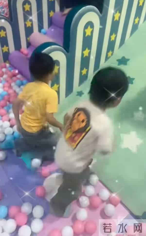 小杨哥停播一年多，小杨嫂大变样，从清纯脸变欧美脸，差点认不出