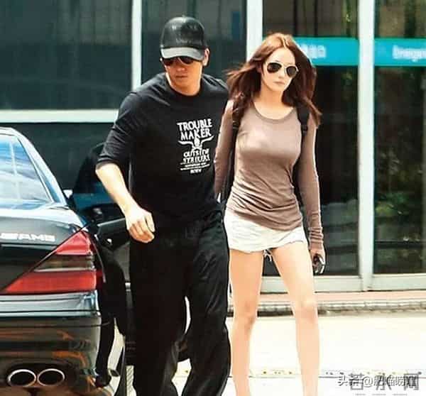 38岁张馨予晒近照,穿卫衣扎马尾似20岁,何捷真把她宠成了小女孩