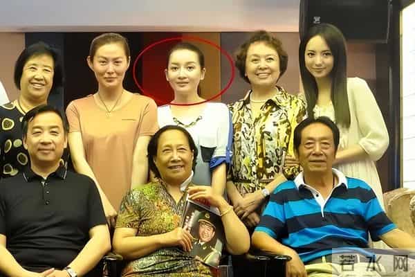 演员饶芯语:结婚11年,如今丈夫王奎荣78岁了,她的婚姻幸福吗