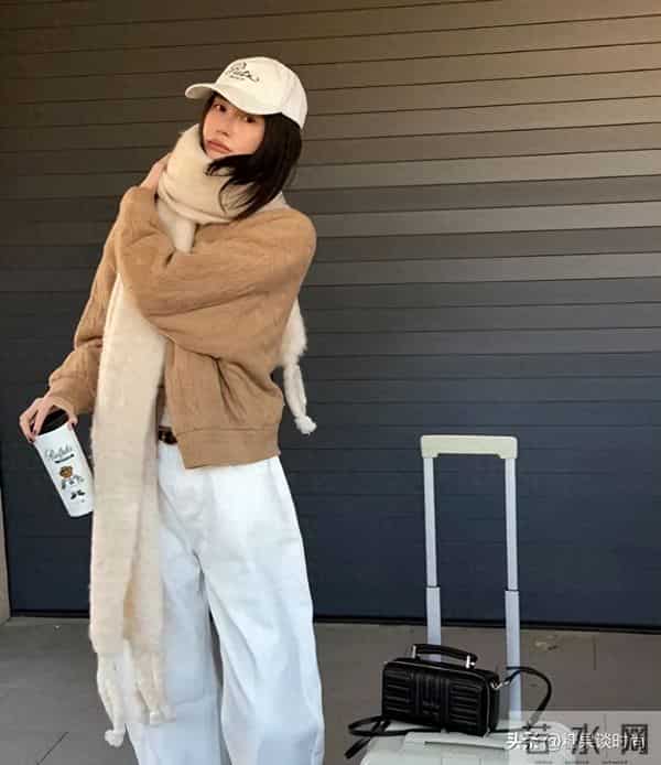 36岁何穗,驼色毛绒短外套 + 白色阔腿裤,浅色系穿搭显年轻随性