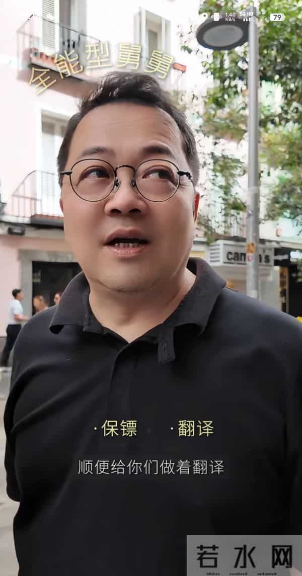 梅婷带娃游马德里,舅舅堪比男版梅婷,快快戴了耳环看起来挺酷!