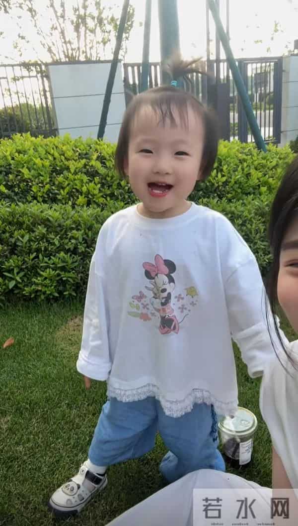 黄一鸣带女儿医院看病，闪闪聪明惹人疼，网友：王思聪会很遗憾！