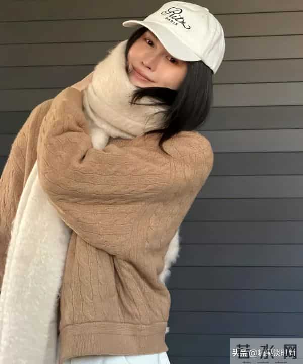 36岁何穗,驼色毛绒短外套 + 白色阔腿裤,浅色系穿搭显年轻随性