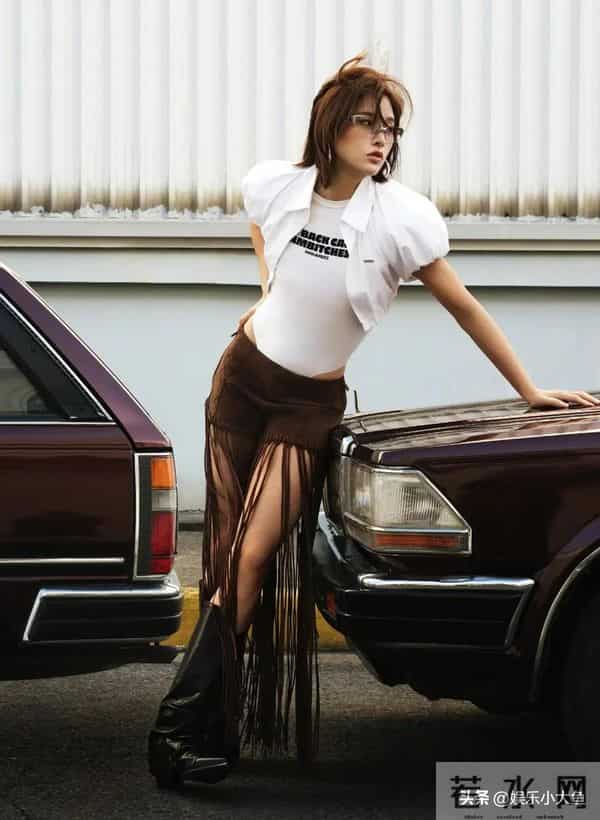 吴艳妮最新杂志大片,身材肌肉保持真好,随便一个动作都美翻了