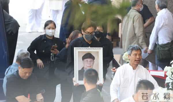 香港TVB著名男星的父亲在近日离世,他送别父亲最后一程