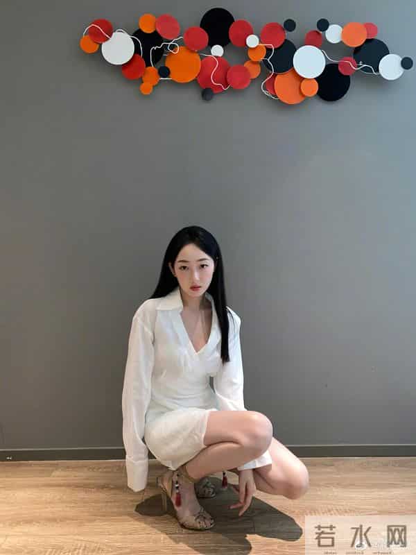 蒋梦婕喜欢蹲着拍照