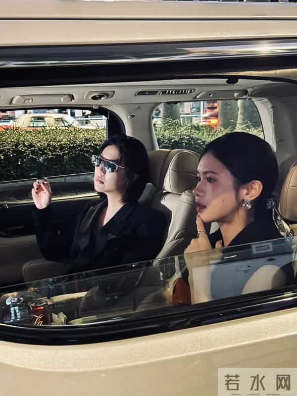 小杨哥停播一年多，小杨嫂大变样，从清纯脸变欧美脸，差点认不出