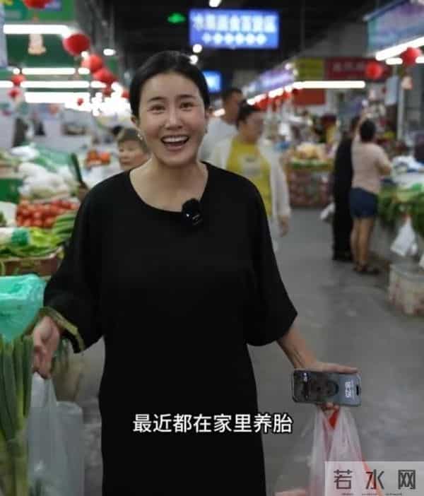 42岁香港艳星下嫁山东农村，曾不雅照满天飞，现状曝光，她后悔吗