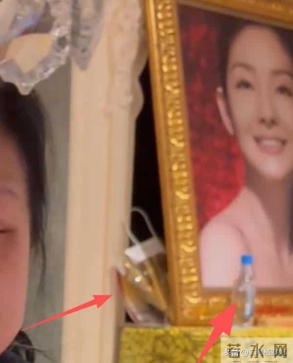 S妈手捧金钟奖落泪，大S相框旁放杂物引争议，爱与不爱真的很明显