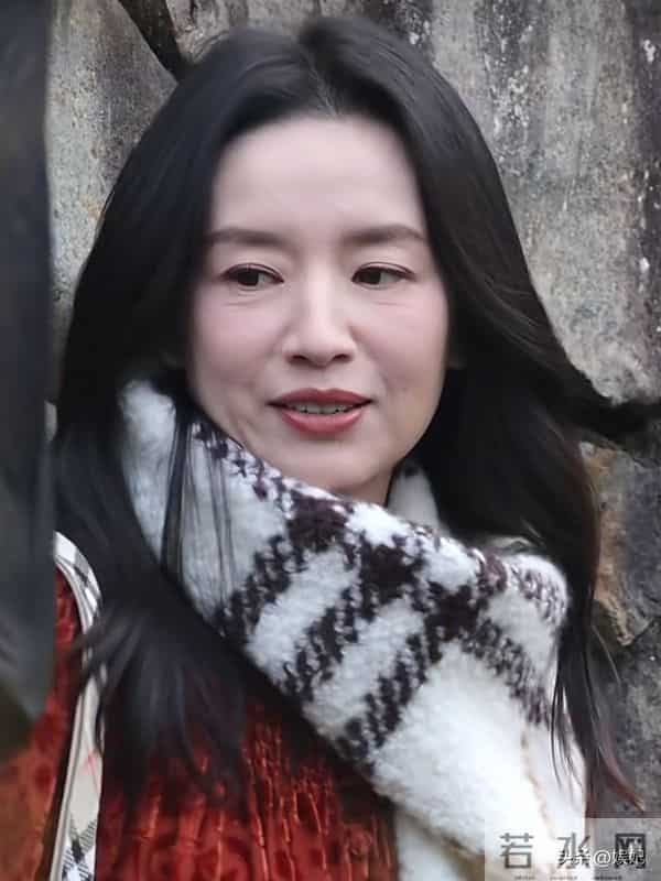 45岁董洁怼脸拍来袭!面部有细纹,有皱纹才真实,整体状态不错