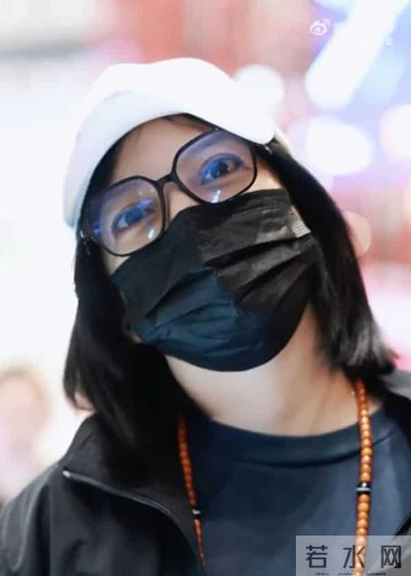 封杀4年后，赵薇带3个助理现身北京机场，脸小一圈引猜测：想复出