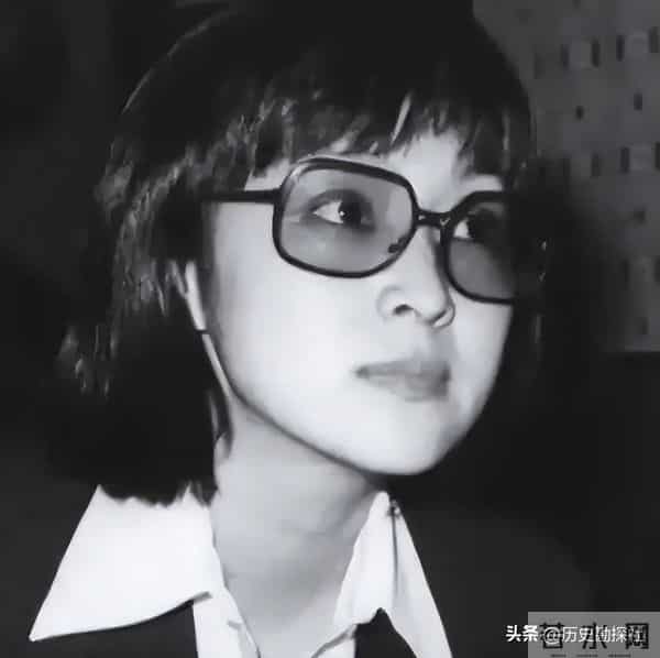 琼瑶和丈夫平鑫涛，在昆明石林旅游时，一张珍贵的合影，很浪漫