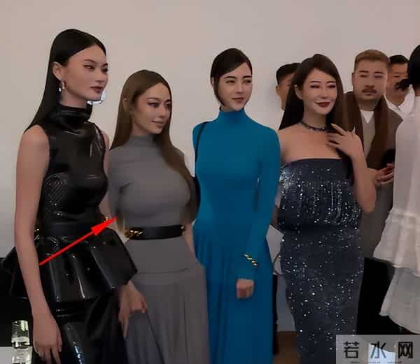 北京酒会“见光死”，高清镜头暴露真实颜值，吉娜“假胸”太尴尬