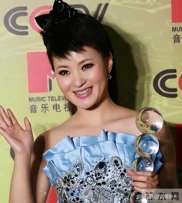 他俩原来是夫妻,她是著名歌唱家,12次上春晚,丈夫是企业董事长