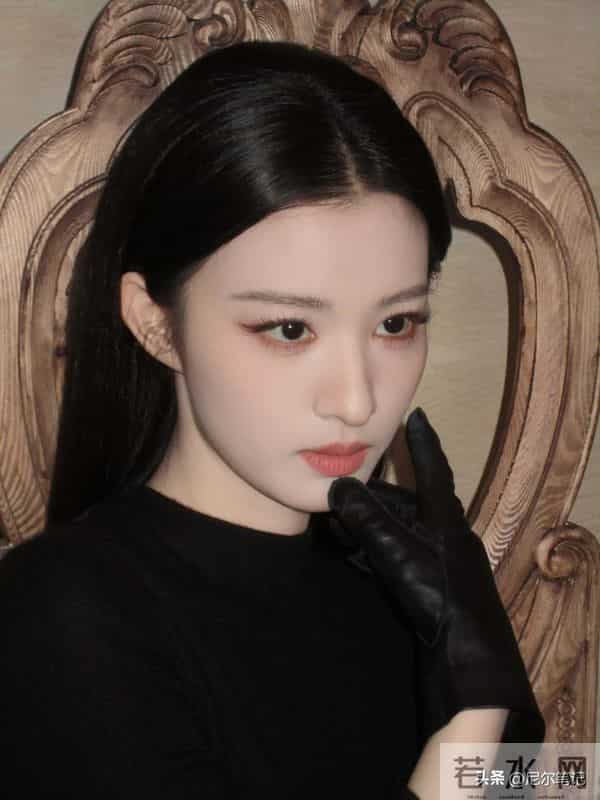 上海这一夜，搔首弄姿的彭小苒，被26岁王楚然秒了：妆再浓也白搭