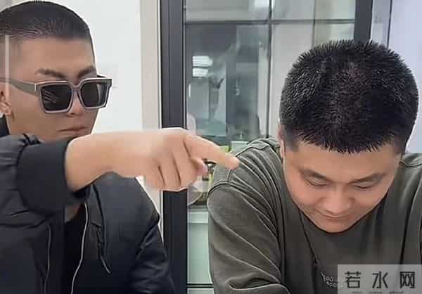 很多人劝朱进下次直播找她没错 养母以前是理发师 弟弟女友又曝大瓜