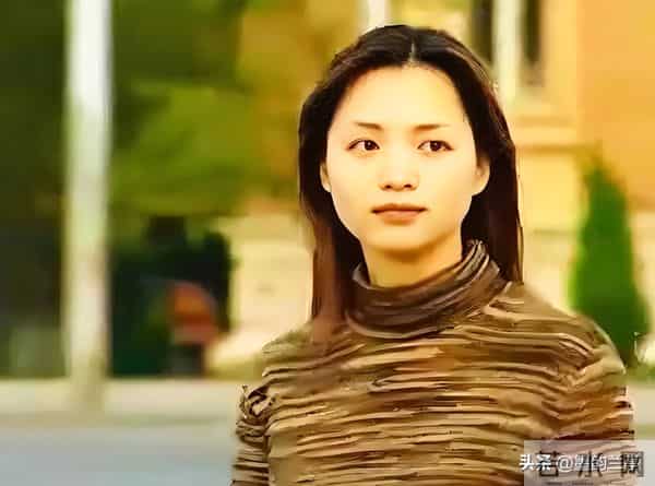 曾主持13年春晚，如今却跌落神坛的董卿，终要为“老赖”丈夫买单