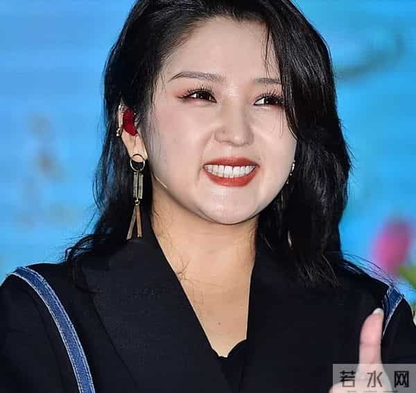 39岁何洁被嘲不忍直视, 腋下勒出副乳肚子三层肉, 养4个娃操劳疲惫