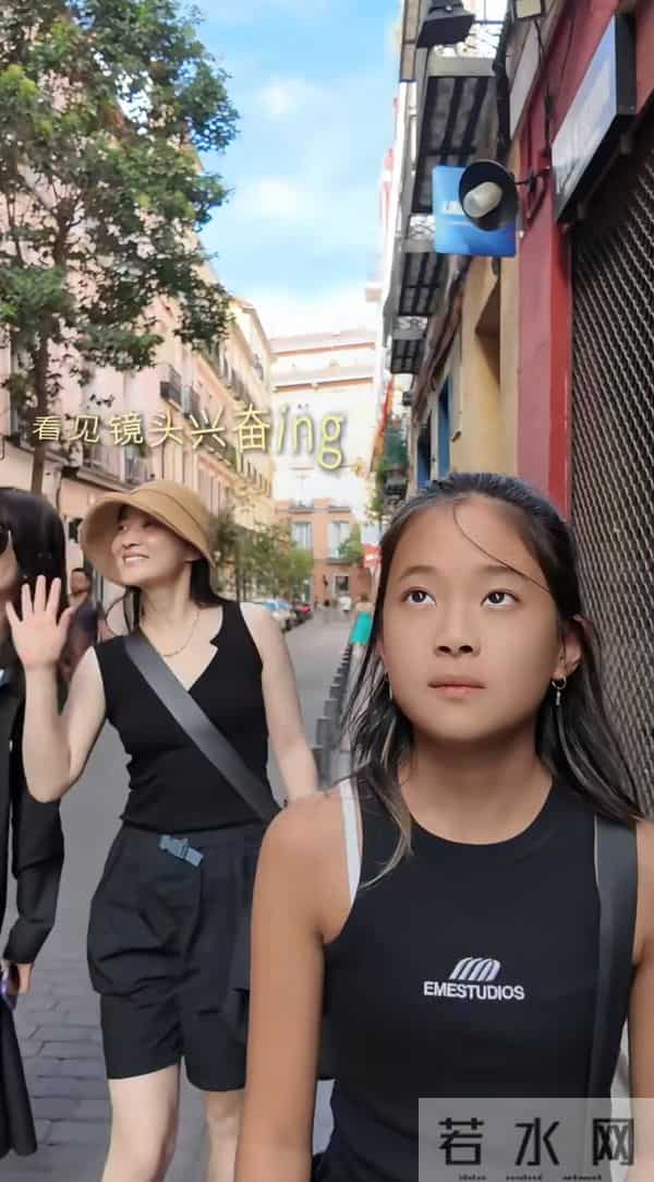 梅婷带娃游马德里,舅舅堪比男版梅婷,快快戴了耳环看起来挺酷!