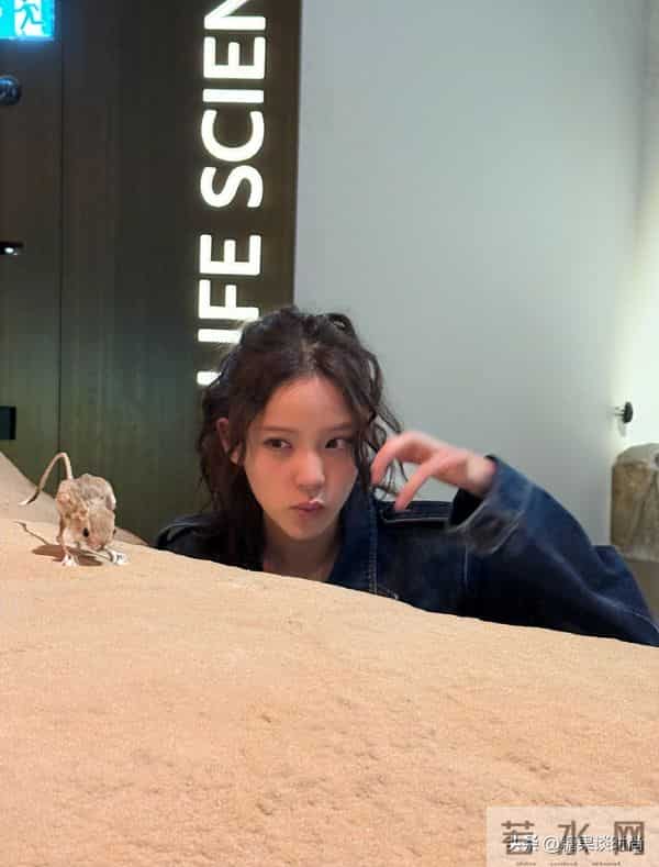 167cm的欧阳娜娜，身穿牛仔套装+黑色皮鞋，活泼可爱，又酷又甜