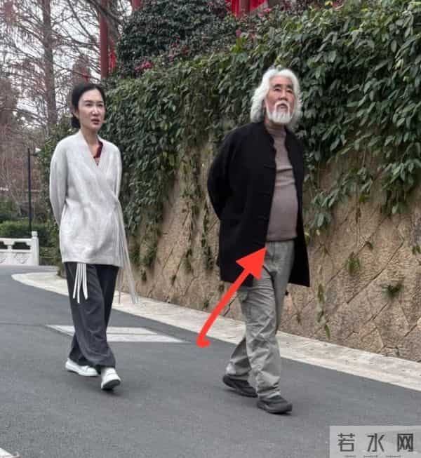 张纪中逛径山寺被偶遇!挺大肚白发显苍老,43岁杜星霖干瘪像道姑