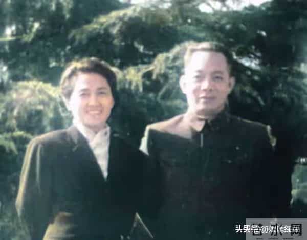 陈丕显妻子谢志成有多漂亮？37岁留影风度不凡，温婉与英气并存