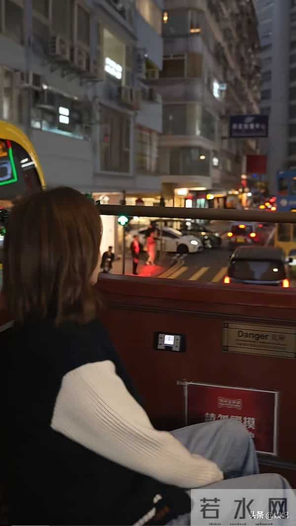 63岁关之琳最新穿搭：齐肩发+拼接上衣+阔腿裤，减龄时髦，像40岁