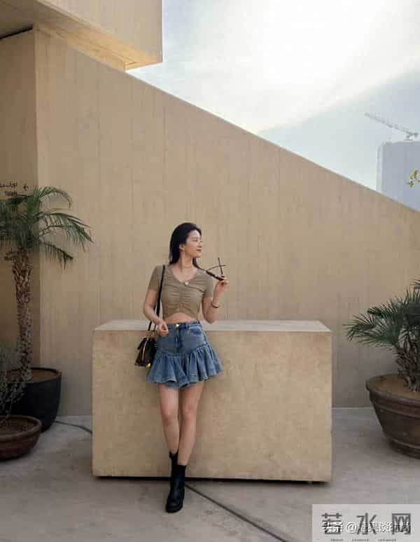 38岁刘亦菲,这170cm身高,穿抽皱T恤+牛仔短裙,真是少女范十足