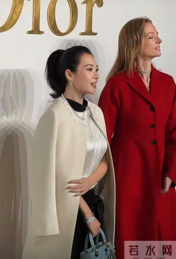 章子怡压轴亮相迪奥活动！LV家族长公主陪走红毯，高马尾嫩如少女