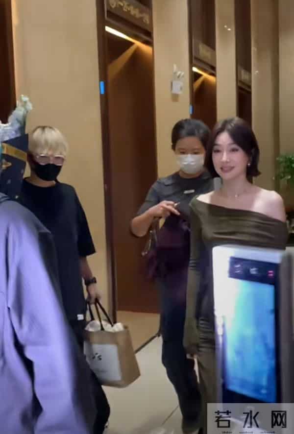 秦岚抵达广州出席活动，墨绿长裙搭酒红披巾，短发超有韵味