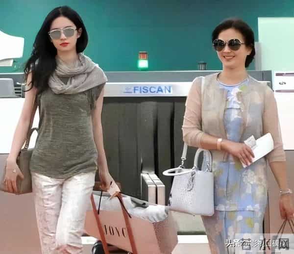 刘亦菲现身阿布扎F1赛车现场，穿一身名牌，妆容精致，颈纹很明显