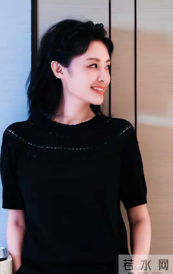 她“抛弃”前夫再嫁百亿富豪，从央视辞职8年，今56岁跨行当演员