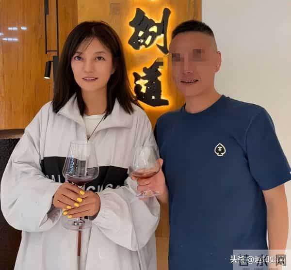 面相又变了!49岁赵薇广东吃饭,又老又瘦没架子,却再无回头路走