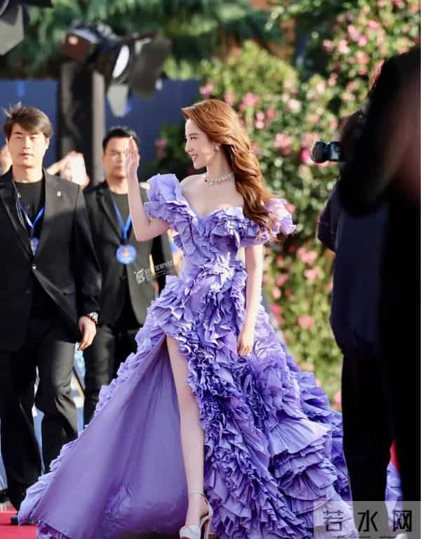 刘亦菲紫色礼服,长腿迷人
