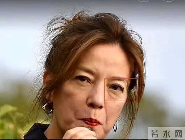 封杀4年后，赵薇带3个助理现身北京机场，脸小一圈引猜测：想复出