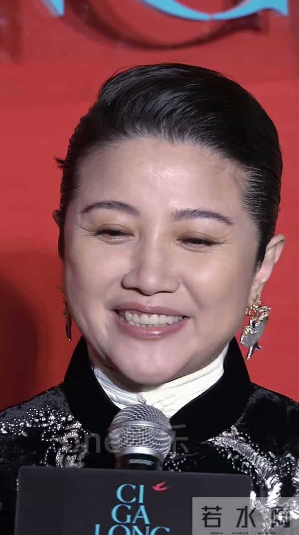 53岁颜丙燕长得好抗老，花期真长啊，怪不得能找小她20岁的男友！