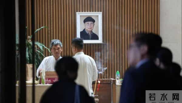 马国明父亲出殡！他手捧遗照神情哀伤，妻子汤洛雯陪伴左右