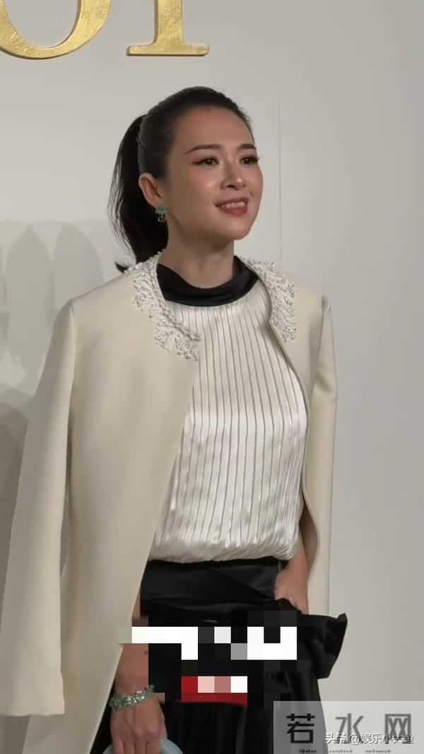 章子怡出席北京Dior之家开幕,穿米色长款外套,压轴出场大气漂亮