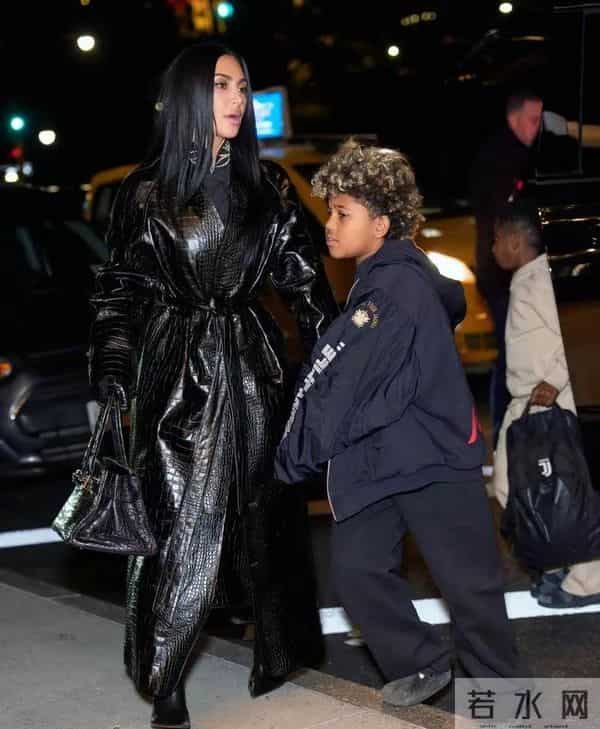 金·卡戴珊母子街头同框,黑色皮衣加持,辣妈气场藏不住