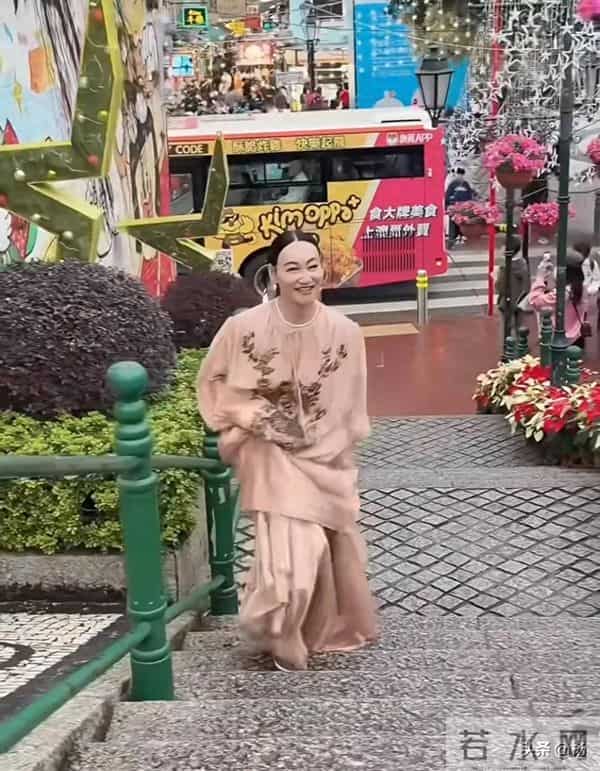 65岁惠英红澳门被偶遇，新中式连衣裙精美华丽，整体造型一言难尽