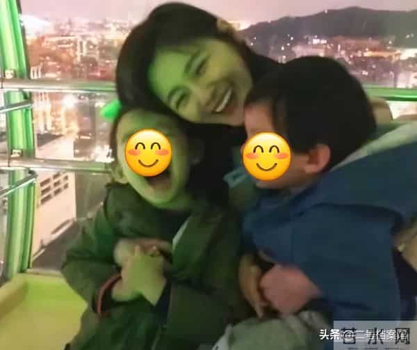 S妈手捧金钟奖落泪，大S相框旁放杂物引争议，爱与不爱真的很明显