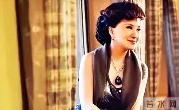 事业巅峰远赴美国，被老外“玩腻”后晚年回国，如今变成了这样！